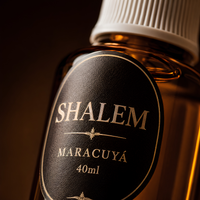 SHALEM detalle - Etiqueta Maracuyá sobre vidrio ámbar